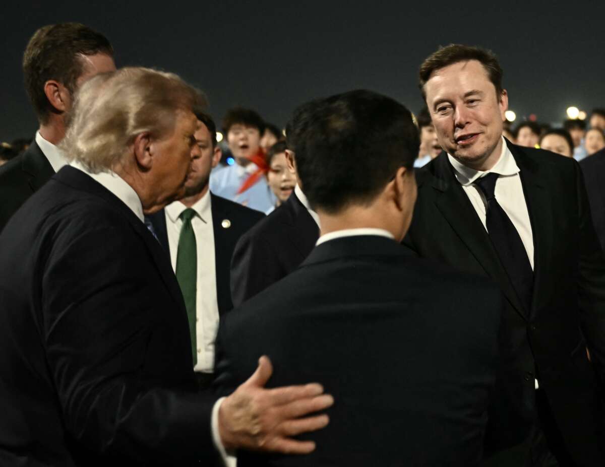 يقدم الرئيس الأمريكي دونالد ترامب إيلون ماسك -الرئيس التنفيذي لشركات "سبيس إكس" و"تويتر" و"تسلا"- إلى نائب الرئيس الصيني هان تشنغ في مطار بكين العاصمة، في 13 مايو 2026.