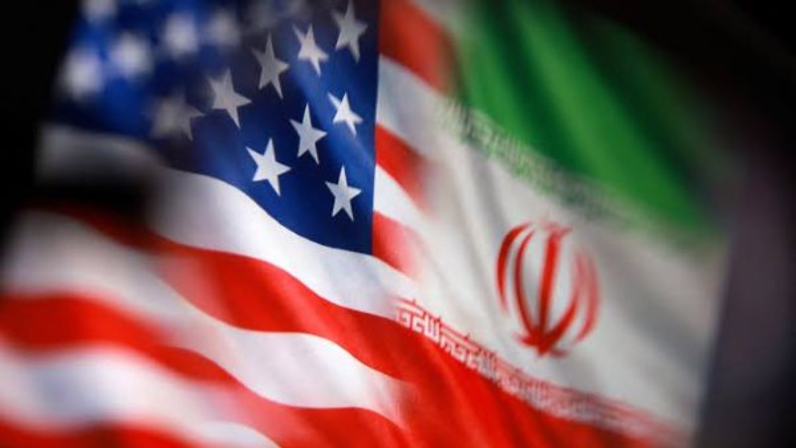 تراكب بصري لعلم الولايات المتحدة وعلم إيران وهما يرفرفان.