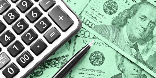 النقد يتفوق على أسهم S&P 500 لأول مرة منذ 22 عاماً