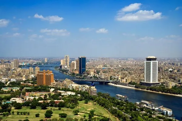 نمو الاقتصاد المصري 4% في 2025 وسط تباطؤ الإصلاح