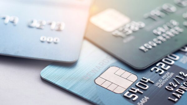الفرق بين بطاقة الائتمان والخصم المباشر.. المزايا والشروط