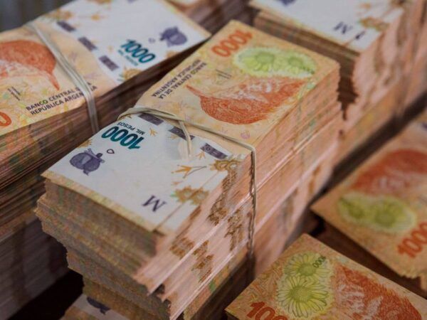 تخفيض عملة الأرجنتين لمستوى تاريخي