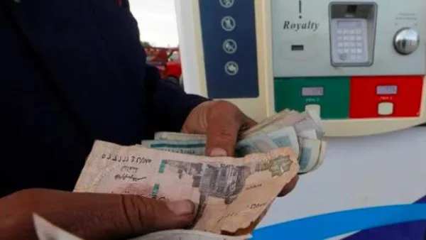 المصريون على أعتاب آخر موجة لارتفاع أسعار الوقود قبل التحرير الكامل