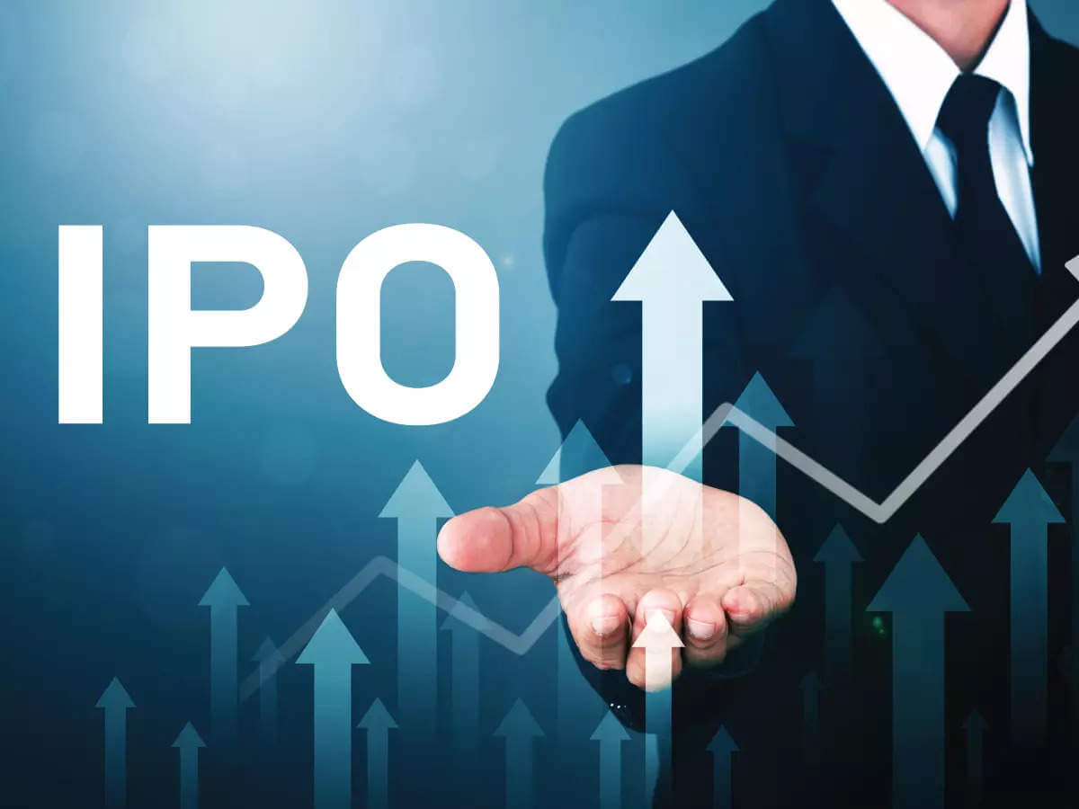 شخص يشير بيده إلى بيانات مالية وأسهم صاعدة، وإلى جانبه "IPO"، أي الاكتتاب العام الأولي.