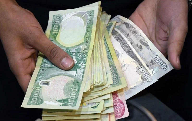 الحكومة العراقية تحذر من مخاطر تعويم الدينار