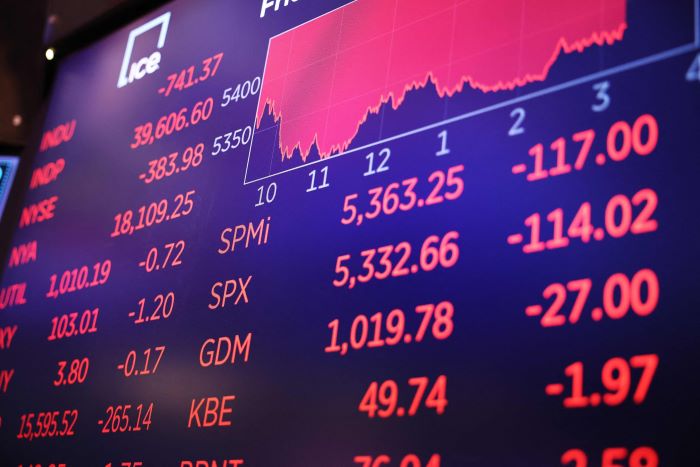 لماذا ينسحب المستثمرون الأمريكيون من صناديق الأسهم؟