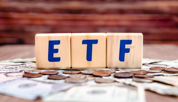 ما هي مزايا صناديق المؤشرات المتداولة (ETF)؟