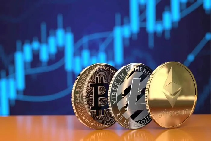 تراجع حاد في سوق العملات المشفرة.. بيتكوين وإيثريوم يقودان الخسائر