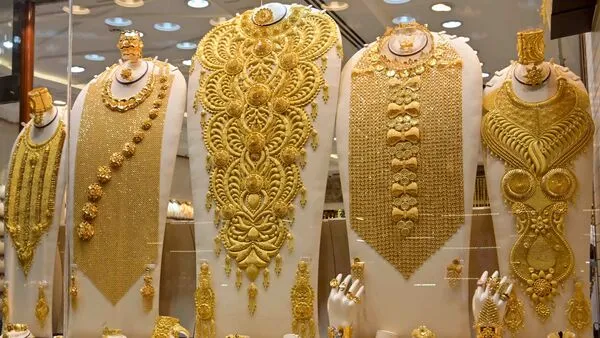 سوق الذهب العالمي بين هبوط مؤقت وصعود طويل الأمد