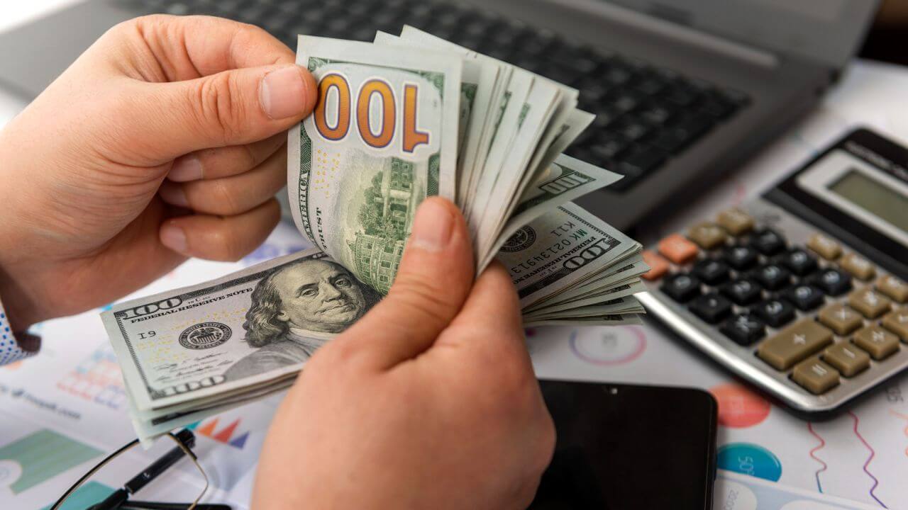 نفاد مدخرات الأمريكيين بعد جائحة كورونا بنهاية سبتمبر 2023