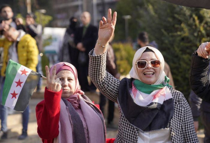 سوريا بعد الأسد.. احتفالات التحرير ومخاوف من فراغ سياسي