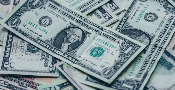 هبوط الدولار لأدنى مستوى في 4 سنوات.. كيف أثرت تصريحات ترامب؟